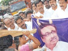 ஜெயலலிதா அவ்வளவு சொல்லியும் அடங்காத மதுரை அதிமுகவினர்...!