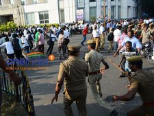 மதுரையில் லாரி மோதி கோரிப்பாளையம் தேவர் சிலை பீடம் சேதம் - சாலை மறியல்