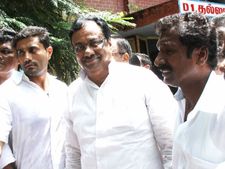 மதுரை வந்த ஈ.வி.கே.எஸ் இளங்கோவனை துடைப்பத்துடன் வரவேற்ற அதிமுகவினர்: பதற்றம்... பரபரப்பு