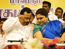 மதுரை விரைந்த குஷ்பு.. இளங்கோவனைச் சந்தித்தார்.. அரை மணி நேரம் பேசினார்