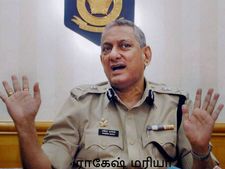 புரமோஷன் கொடுத்து ஊர்க் காவல் படைக்குத் தூக்கி அடிக்கப்பட்டார் மும்பை போலீஸ் கமிஷனர்