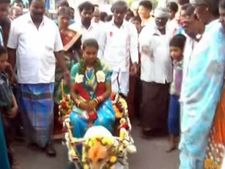 நாய் வண்டியில் ஊர்வலம் வந்த மணமகள்... தர்மபுரி அருகே வித்தியாசமான பெண் அழைப்பு!