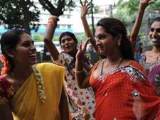 திருநங்கைகள் வீட்டு கிரகப்பிரவேசம் - சீர்வரிசைப் பொருட்களுடன் கோலாகல கொண்டாட்டம்