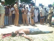 திண்டுக்கல் நீதிமன்ற வாசலில் பிரபல ரவுடி வெட்டிக் கொலை.... உயிர்போவதை ரசித்துவிட்டு தப்பிய கும்பல்!!