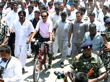 சைக்கிளில் பயணம்... பூங்காவில் நடைபயிற்சி:  மதுரையில் அசத்தும் ஸ்டாலின்