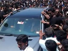 சேலத்தில் நயன்தாராவை காண  திரண்ட கட்டுக்கங்கடா கூட்டம்- கடும் போக்குவரத்து நெரிசல்- திணறிய போலீஸ்!!