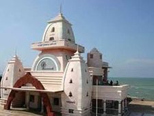 மேகமூட்டம் காரணமாக காந்தி மண்டபத்தில் அபூர்வ சூரியஒளி விழவில்லை... மக்கள் ஏமாற்றம்