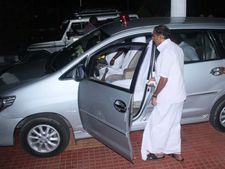 கரூரில் அமைச்சர் தலைமையில் அதிமுக ரகசிய விசாரணைக் கூட்டம்- ஆஜரான செய்தியாளர்களால் பரபரப்பு!