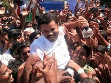கோகுல்ராஜ் கொலை வழக்கில் தேடப்பட்ட யுவராஜ் சரண்... சிபிசிஐடி ஆபிசுக்கு டூவீலரில் வந்தார்!