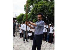 சிலம்பம் சுற்றிய ஸ்டாலின்... கரூரில் மாணவர்கள் உற்சாக வரவேற்பு