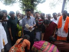 பெண்களைக் காலில் விழ வைத்து வேடிக்கை பார்த்தாரா மு.க.ஸ்டாலின்?... புது சர்ச்சை!