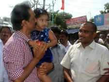 நாமக்கலில் ஸ்டாலின்: கோழிகளுக்கு ஹாய்... குழந்தைக்கு முத்தம்... பாட்டிக்கு பரிவு...