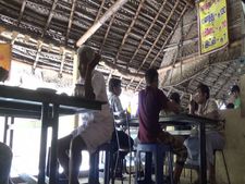 வா சேர்ந்து குடிக்கலாம்.. கணவரைத் திருத்த டாஸ்மாக்கில் அதிரடியாக நுழைந்த மனைவி