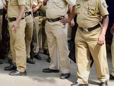 2 முஸ்லீம் வாலிபர்களை அடித்து பாகிஸ்தானுக்கு செல்லுமாறு கூறிய மும்பை போலீஸ்