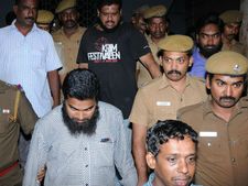 மதுரை: அரசு பஸ்களில் குண்டு வெடிப்பு: 3 பேர் கைது- பேட்டரி, வெடிமருந்து பறிமுதல்