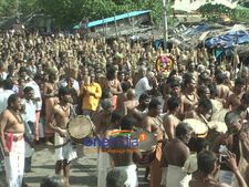 பட்டத்து யானையை கோடாறியால் வெட்டிய எறிபத்த நாயனார்: கரூரில் குவிந்த கூட்டம்