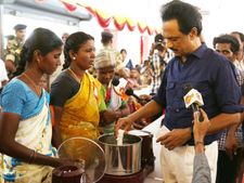 இலவச மிக்சியில புகை வருது… ஃபேன் சுத்தல… கிரைண்டர் ஓடலையே… ஸ்டாலினிடம் புகார் சொன்ன பெண்கள்