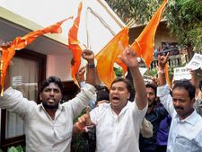 சிவசேனாவினர் அட்டூழியம்: ஆர்.டி.ஐ செயற்பாட்டாளரை இரும்பு கம்பியால் தாக்கி கருப்பு மை வீசிய கொடூரம்!
