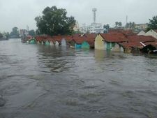 கன மழை: வெள்ளத்தில் மிதக்கும் ஈரோடு... வீதிகளிலும், தேவாலயங்களிலும் தஞ்சம் புகுந்த மக்கள்
