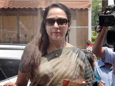 நாட்டின் கவுரவமான தேசிய விருதினை திருப்பி அளிப்பது  சரியல்ல- சாடும் ஹேமமாலினி