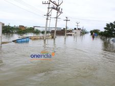 மிரட்டும் வெள்ளம்... படிப்பதில் பிடிவாதம்... படகில் பள்ளிக்குப் போகும் மாணவர்கள்...