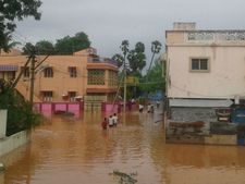 தேங்கியிருக்கும் மழைநீரை அகற்றுங்கள்: காஞ்சீபுரத்தில் சாலை மறியலில் குதித்த பெண்கள்