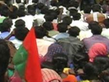 சாலை மறியல் செய்த மக்கள் - விபத்தில் சிக்கியும் பேச்சுவார்த்தை நடத்த வந்த பெண் ஆர்.டி.ஓ!