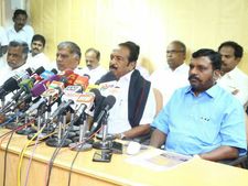 வெள்ளத்தில் தவிக்கும் தூத்துக்குடி மக்கள்: போரட தயாராகும் மக்கள் நலக்கூட்டணி