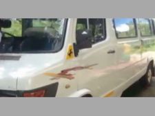 நெல்லையில் டிரைவர் அலட்சியம்- பள்ளி வேனுக்குள் மாட்டிய சிறுவன்- 4 மணிநேர பதற்றத்துக்குப் பின் மீட்பு