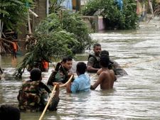 கடலூரில் இடைவிடாத கனமழை நீடிப்பு: வெள்ளத்தில் மூழ்கிய  கிராமங்கள் - மீட்புக்கு விரைந்தது ராணுவம்!!
