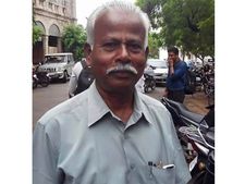 மரிக்காத மனிதம்.. வெள்ள நிவாரணத்திற்கு ரூ. 20,000 வழங்கிய போஸ்ட்மார்ட்டம் செய்யும் ஊழியர்