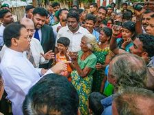 யாழ். தமிழர் அகதி முகாமில் அதிபர் சிறிசேன திடீர் ஆய்வு- 6 மாதங்களில் மீள்குடியேற்றம் செய்வதாக உறுதி!