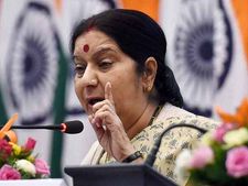ஏஜெண்டால் ஏமாற்றப்பட்டு துபாயில் பேருந்தில் வசித்த இந்தியர்களுக்கு உதவும் சுஷ்மா ஸ்வராஜ் 