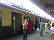 மும்பை மின் ரயில்களில் பயமில்லாமல் பயணிக்க - விதவிதமான ஐடியாக்களுடன் களமிறங்கும் ரயில்வே!