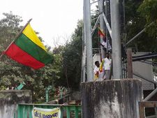 ஜல்லிக்கட்டு தடையை நீக்கக் கோரி தஞ்சை, சிவகங்கையில் த.வா.க.வினர் செல்போன் டவரில் ஏறி போராட்டம்