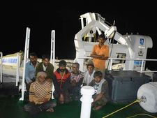 நள்ளிரவு ஆக்ஷன்.. நடுக்கடலில் தண்ணீர் புகுந்த சரக்கு கப்பல் ஊழியர்களை பத்திரமாக மீட்ட கடற்படை!