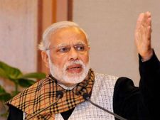 மைசூரில் பையுடன் மோடியின் காருக்கு அருகே ஓடி வந்த நபரால் பதட்டம்