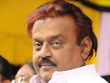 முன்வாசல் வழியாக மும்பை சென்று பின்வாசல் வழியாக சென்னை திரும்பிய விஜயகாந்த்