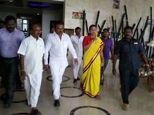 தேர்தல் கூட்டணி பற்றி முடிவெடுக்க விஜயகாந்த்துக்கு அதிகாரம்: தேமுதிக தீர்மானம்