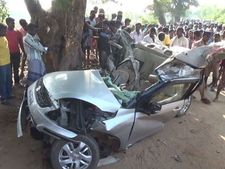 கடலூர் அருகே மரத்தில் கார்மோதி விபத்து- 8 இளைஞர்கள் பலி