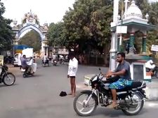 ஆடையை அவிழ்த்துவிட்டு ஆட்டம்போட்ட குடிமகன்.. கண்ணை மூடியபடி ஓடிய கரூர் பெண்கள்