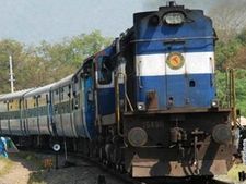 வேலூர் போலீசாரால் கைது செய்யப்பட்ட தீவிரவாதி ஓடும் ரயிலில் இருந்து தப்பியோட்டம் 