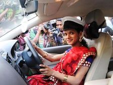 நாட்டில் முதல்முறையாக மும்பையில் வாடகை டாக்சி ஓட்டப்போகும் திருநங்கைகள்