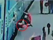 மும்பையில் ரயில் சக்கரத்தில் சிக்கி பலியான பெண்: திடுக்கிடும் வீடியோ