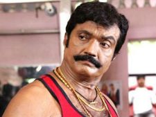 ஐஸ்கிரீம் கடைக்காரருக்கு அடி... மலையாள பட வில்லன் 