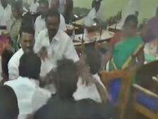 சேலம் மாநகராட்சி கூட்டத்தில் கைகலப்பு: திமுக கவுன்சிலருக்கு அடி உதை