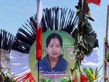 அதிமுக, திமுக கொடிக் கம்பங்களை அகற்றிய பறக்கும் படை.. எதிர்ப்பு கிளம்பியதால் பரபரப்பு