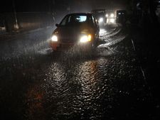 கொளுத்திய கோடைக்கு இதமாக கோவை, தேனியில் கொட்டிய மழை !