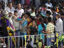 தூள்தூளானது ”400 வருடத் தடை”- சனிசிங்னாபூர் கோவில் கருவறைக்குள் பெண்கள் வழிபட அனுமதி!