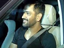நள்ளிரவில் சல்மான் வீட்டுக்குச் சென்ற டோணி, சாக்ஷி...! 